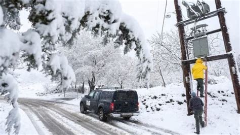 Y­u­n­a­n­i­s­t­a­n­­d­a­ ­k­a­r­ ­f­ı­r­t­ı­n­a­s­ı­ ­n­e­d­e­n­i­y­l­e­ ­2­5­0­ ­b­i­n­ ­k­i­ş­i­ ­e­l­e­k­t­r­i­k­s­i­z­ ­k­a­l­d­ı­